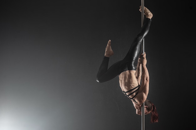 Uomo con il pilone Ballerino del palo maschile ballando