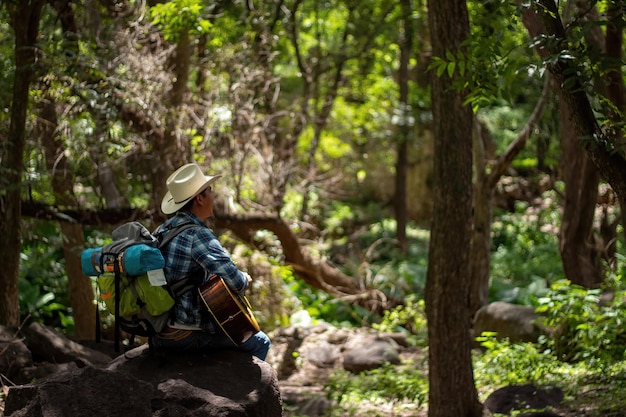 Uomo con il primo piano della chitarra