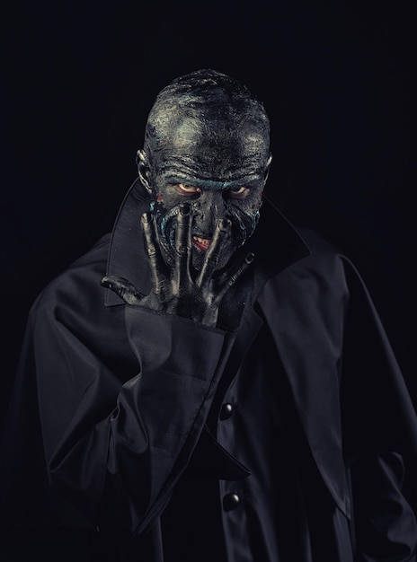 Uomo con il trucco da mostro