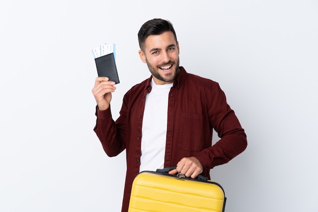 Uomo con la barba che va viaggiare sopra la parete isolata