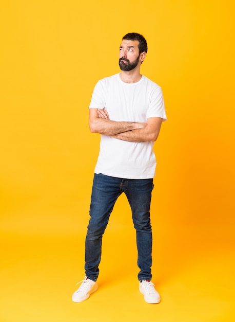 Uomo con la barba con espressione del viso confuso