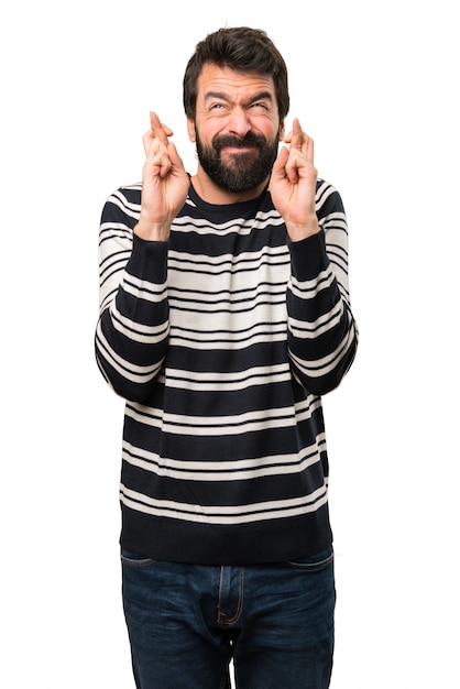 Uomo con la barba con le dita incrociate