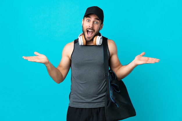 Uomo con la barba in abito sportivo