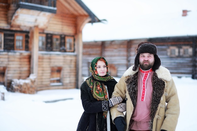 Uomo con la barba in costume invernale tradizionale dell'età medievale contadina in russia