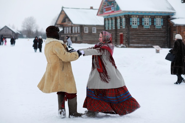 Uomo con la barba in costume invernale tradizionale dell'età medievale contadina in russia