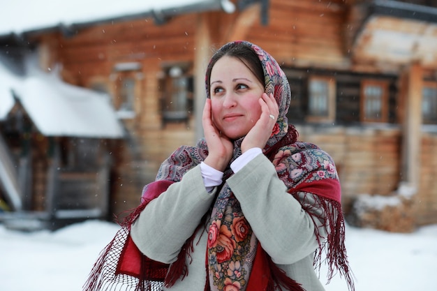 Uomo con la barba in costume invernale tradizionale dell'età medievale contadina in russia