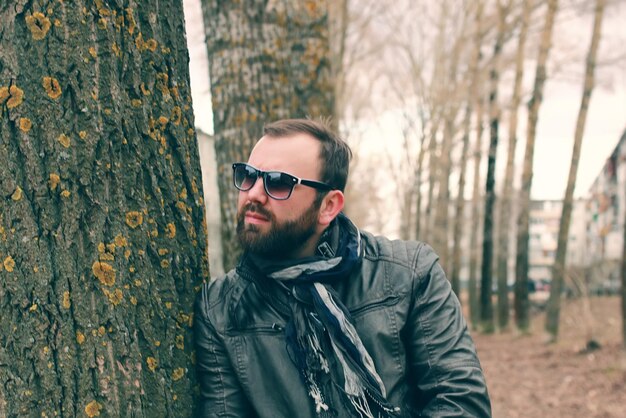 Uomo con la barba nel parco con le cuffie