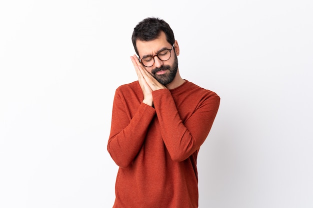 Uomo con la barba sopra la parete isolata