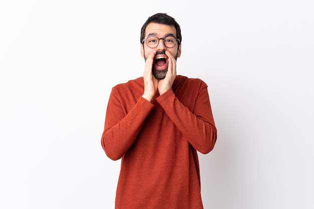 Uomo con la barba sopra la parete isolata