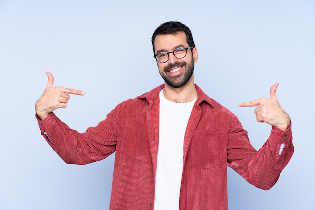 Uomo con la barba sopra la parete isolata