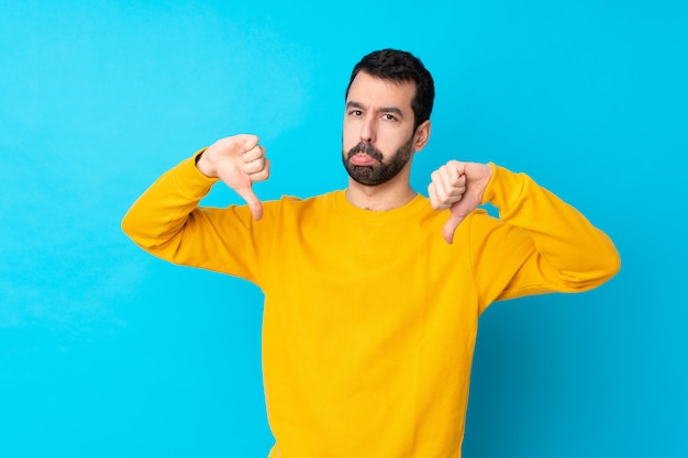 Uomo con la barba sopra la parete isolata