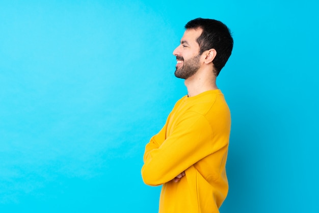 Uomo con la barba sopra la parete isolata