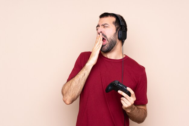 Uomo con la barba sopra la parete isolata