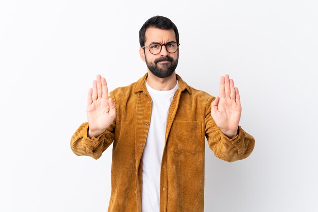 Uomo con la barba sopra la parete isolata