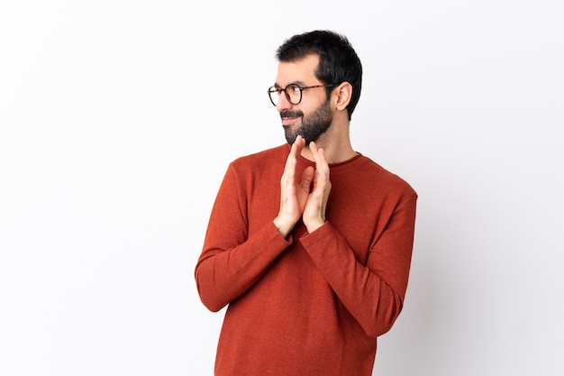 Uomo con la barba sopra la parete isolata