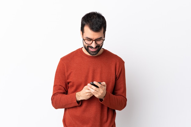 Uomo con la barba sopra la parete isolata