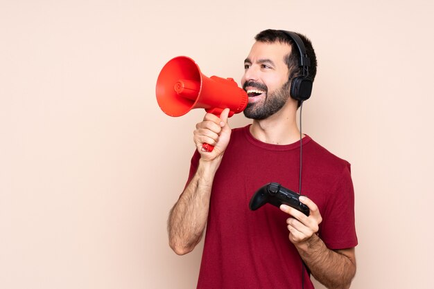 Uomo con la barba sopra la parete isolata