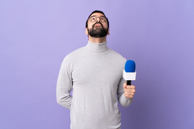 Uomo con la barba su sfondo isolato