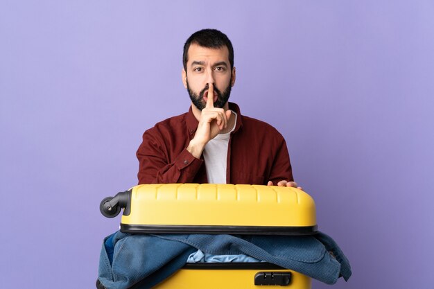 Uomo con la barba su sfondo isolato