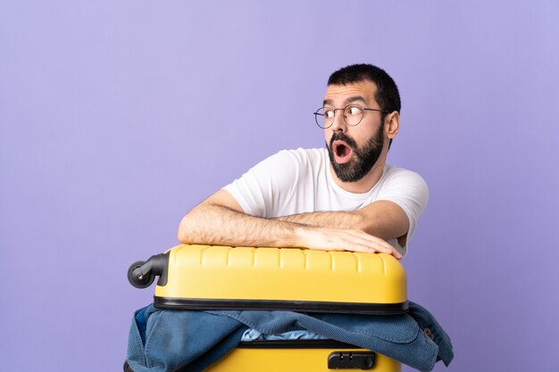 Uomo con la barba su sfondo isolato