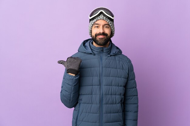 Uomo con la barba su sfondo isolato