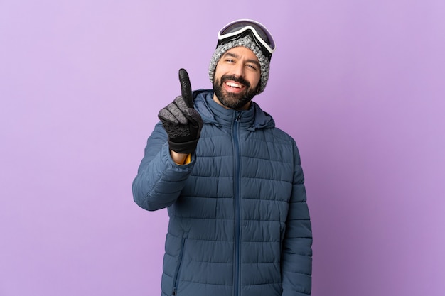 Uomo con la barba su sfondo isolato