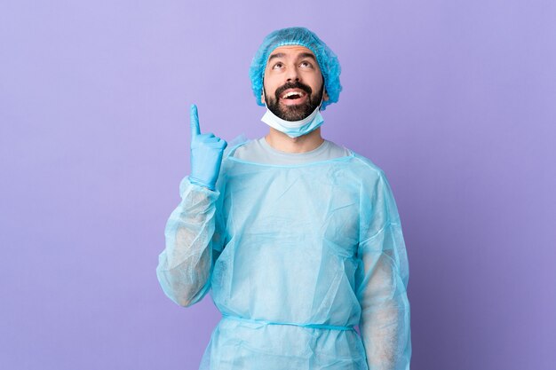 Uomo con la barba su sfondo isolato