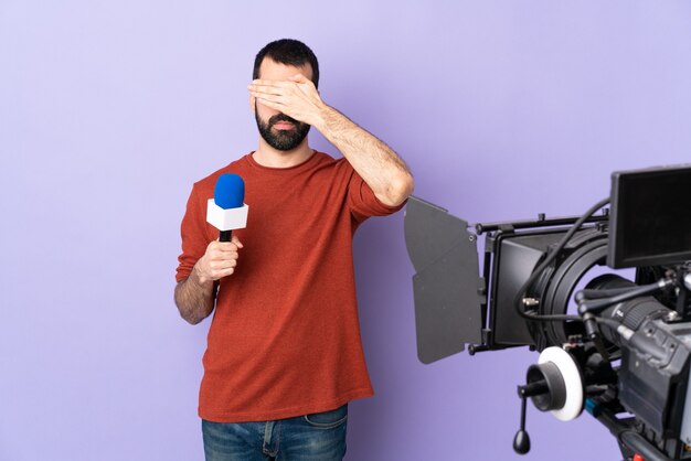 Uomo con la barba su sfondo isolato