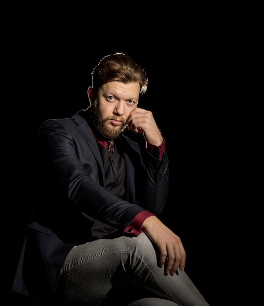 Uomo con la barba su sfondo nero