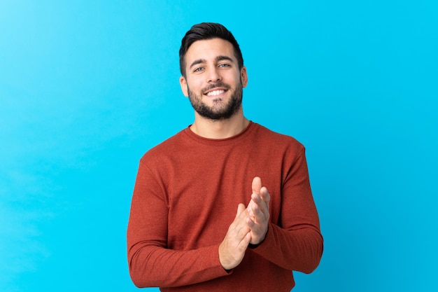 Uomo con la barba sul muro