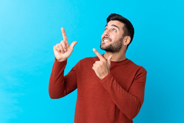 Uomo con la barba sul muro