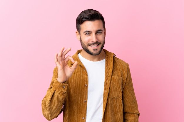 Uomo con la barba sul muro