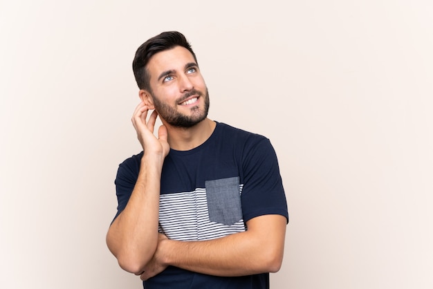 Uomo con la barba sul muro