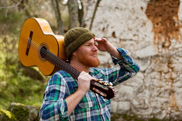 Uomo con la chitarra