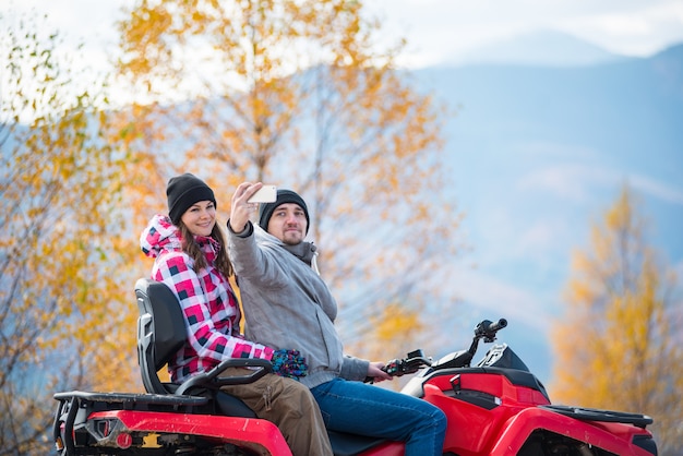 Uomo con la donna sul quad rosso