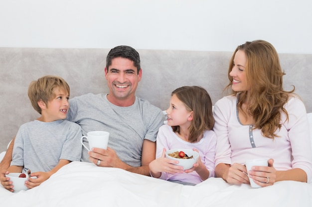 Uomo con la famiglia facendo colazione