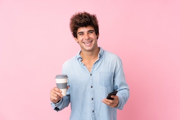 Uomo con la posa blu della camicia