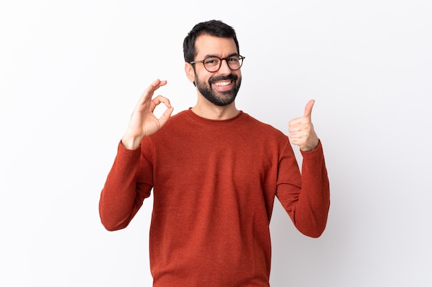 Uomo con la posa rossa del maglione