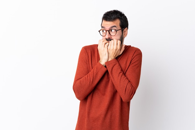 Uomo con la posa rossa del maglione