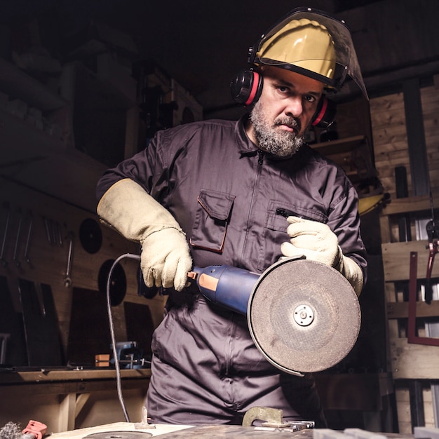 Uomo con la smerigliatrice in azione