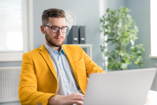 Uomo con laptop in ufficio