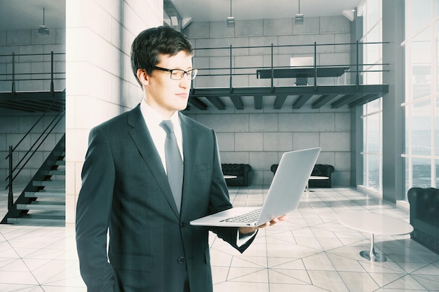 uomo con laptop