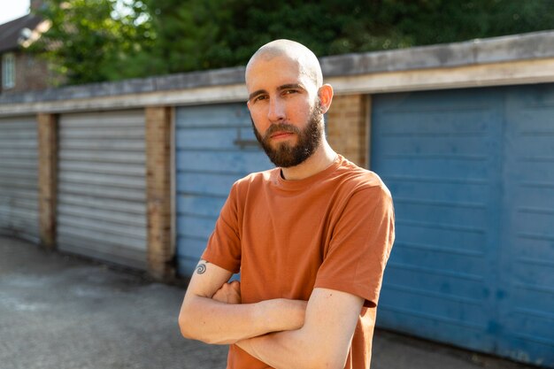 Uomo con le braccia incrociate tiro medio