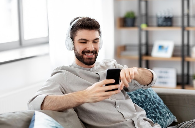 uomo con le cuffie che ascolta musica sullo smartphone