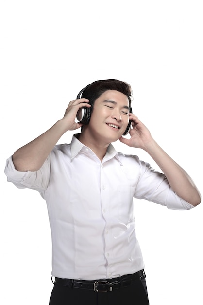 Uomo con le cuffie per ascoltare musica