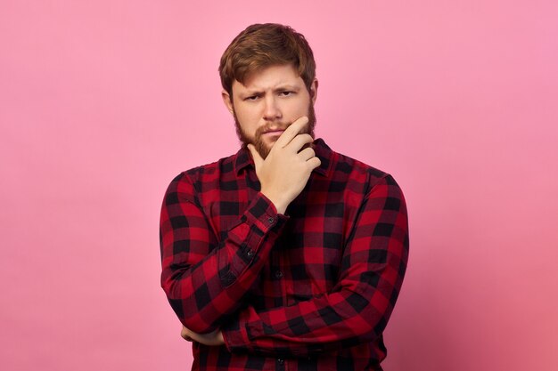 Uomo con le emozioni sul viso e la barba