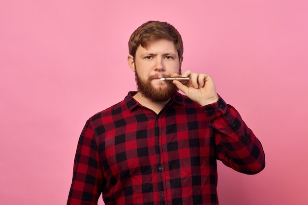 Uomo con le emozioni sul viso e la barba