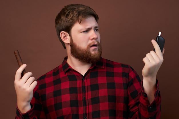 Uomo con le emozioni sul viso e la barba