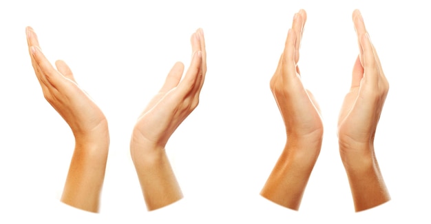 uomo con le mani in gesto su sfondo bianco