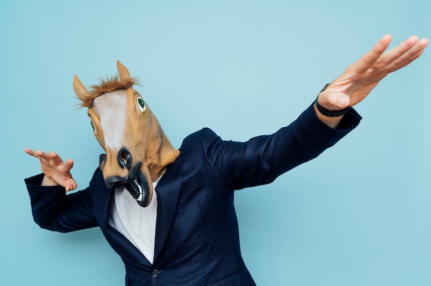 uomo con maschera cavallo felice.